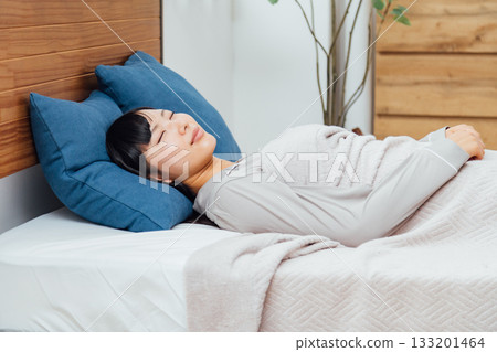 The life of a young woman who is conscious of well-being A woman sleeping soundly 133201464