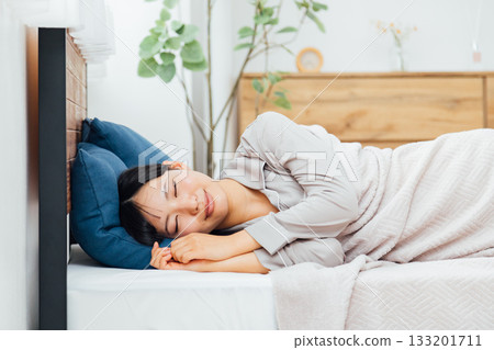 The life of a young woman who is conscious of well-being A woman sleeping soundly 133201711