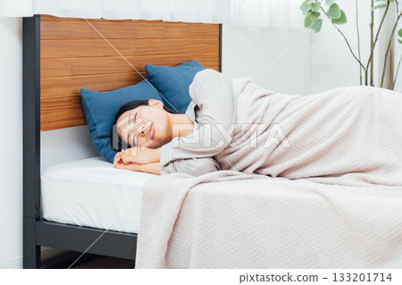 The life of a young woman who is conscious of well-being A woman sleeping soundly 133201714