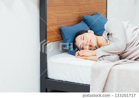 The life of a young woman who is conscious of well-being A woman sleeping soundly 133201717