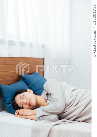 一位注重身心健康的年輕女性的生活;一位睡得香甜的女性 一位注重身心健康的年輕女性的生活;一位睡得香甜的女性 133201718