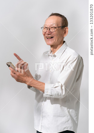Male senior smartphone 133201870
