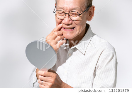 一位老人對著手鏡欣賞美景 133201879