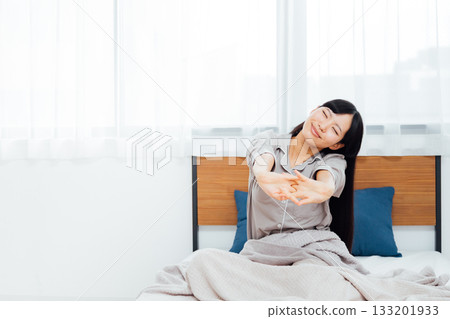 The life of a young woman who is conscious of well-being A woman waking up after a deep sleep The life of a young woman who is conscious of well-being A woman waking up after a deep sleep 133201933