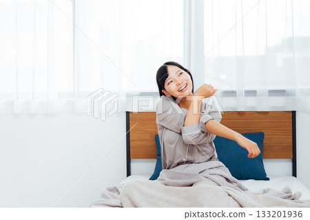 The life of a young woman who is conscious of well-being A woman waking up after a deep sleep The life of a young woman who is conscious of well-being A woman waking up after a deep sleep 133201936