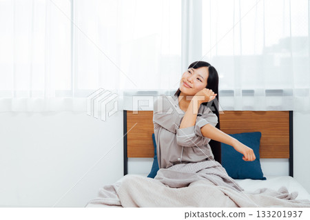 一位注重身心健康的年輕女性的生活;一位女性從深度睡眠中醒來 一位注重身心健康的年輕女性的生活;一位女性從深度睡眠中醒來 133201937