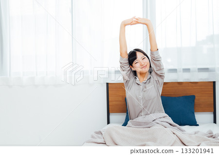 The life of a young woman who is conscious of well-being A woman waking up after a deep sleep The life of a young woman who is conscious of well-being A woman waking up after a deep sleep 133201941
