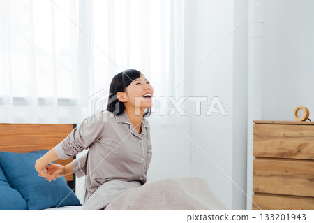 The life of a young woman who is conscious of well-being A woman waking up after a deep sleep The life of a young woman who is conscious of well-being A woman waking up after a deep sleep 133201943