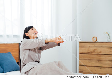 The life of a young woman who is conscious of well-being A woman waking up after a deep sleep The life of a young woman who is conscious of well-being A woman waking up after a deep sleep 133201944