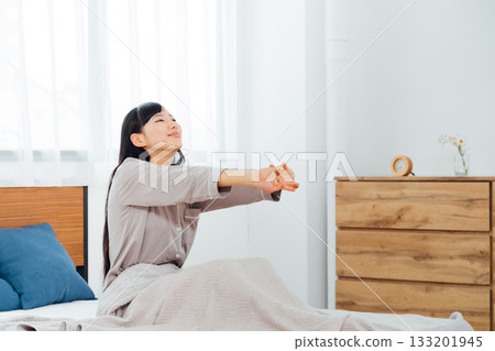 The life of a young woman who is conscious of well-being A woman waking up after a deep sleep The life of a young woman who is conscious of well-being A woman waking up after a deep sleep 133201945