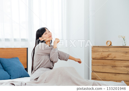 The life of a young woman who is conscious of well-being A woman waking up after a deep sleep The life of a young woman who is conscious of well-being A woman waking up after a deep sleep 133201946