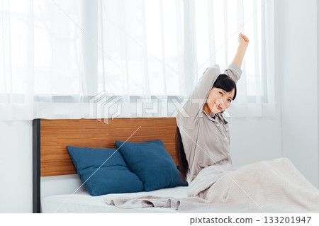 The life of a young woman who is conscious of well-being A woman waking up after a deep sleep The life of a young woman who is conscious of well-being A woman waking up after a deep sleep 133201947
