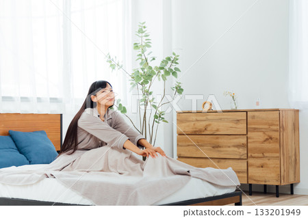 The life of a young woman who is conscious of well-being A woman waking up after a deep sleep The life of a young woman who is conscious of well-being A woman waking up after a deep sleep 133201949