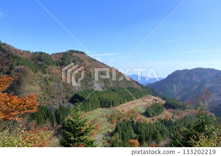 The quarry at Inamura Dam is bathed in autumn colors (Tosa Town, Kochi Prefecture) The quarry at Inamura Dam is bathed in autumn colors (Tosa Town, Kochi Prefecture) 133202219