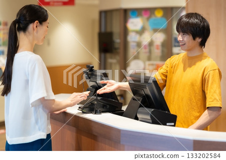 一位女士正在購物並使用手機支付。照片由Sports Club & Sauna Spa Renaissance Makuhari 24提供。 133202584