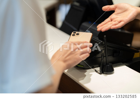 一位女士正在購物並使用手機支付。照片由Sports Club & Sauna Spa Renaissance Makuhari 24提供。 一位女士正在購物並使用手機支付。照片由Sports Club & Sauna Spa Renaissance Makuhari 24提供。 133202585