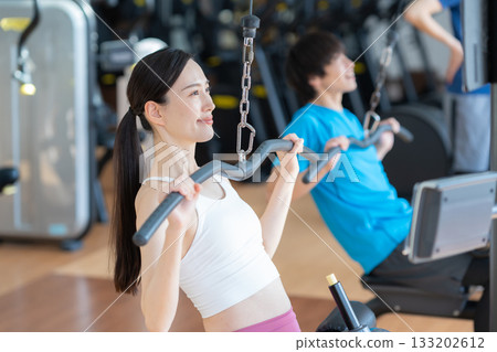 一群年輕男女在健身房訓練。照片由 Renaissance Makuhari 24 運動俱樂部及桑拿水療中心提供。 一群年輕男女在健身房訓練。照片由 Renaissance Makuhari 24 運動俱樂部及桑拿水療中心提供。 133202612