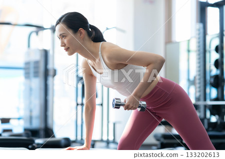 一位年輕女子在健身房運動。照片由 Renaissance Makuhari 24 運動俱樂部及桑拿水療中心提供。 一位年輕女子在健身房運動。照片由 Renaissance Makuhari 24 運動俱樂部及桑拿水療中心提供。 133202613