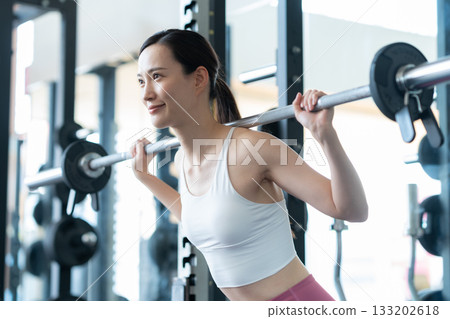 一位年輕女子在健身房運動。照片由 Renaissance Makuhari 24 運動俱樂部及桑拿水療中心提供。 一位年輕女子在健身房運動。照片由 Renaissance Makuhari 24 運動俱樂部及桑拿水療中心提供。 133202618