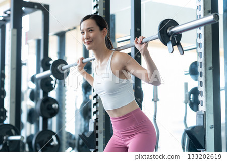 一位年輕女子在健身房運動。照片由 Renaissance Makuhari 24 運動俱樂部及桑拿水療中心提供。 133202619