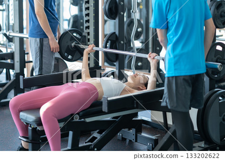 一群年輕男女在健身房訓練。照片由 Renaissance Makuhari 24 運動俱樂部及桑拿水療中心提供。 一群年輕男女在健身房訓練。照片由 Renaissance Makuhari 24 運動俱樂部及桑拿水療中心提供。 133202622