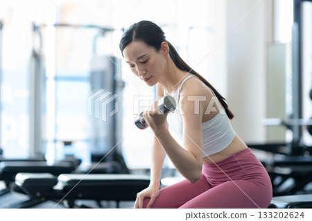 一位年輕女子在健身房運動。照片由 Renaissance Makuhari 24 運動俱樂部及桑拿水療中心提供。 133202624