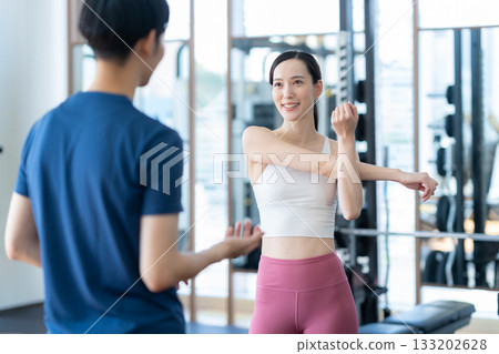 一群年輕男女在健身房訓練。照片由 Renaissance Makuhari 24 運動俱樂部及桑拿水療中心提供。 一群年輕男女在健身房訓練。照片由 Renaissance Makuhari 24 運動俱樂部及桑拿水療中心提供。 133202628