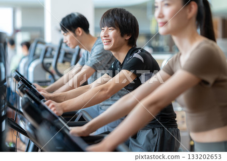 一群年輕男女在健身房訓練。照片由 Renaissance Makuhari 24 運動俱樂部及桑拿水療中心提供。 一群年輕男女在健身房訓練。照片由 Renaissance Makuhari 24 運動俱樂部及桑拿水療中心提供。 133202653