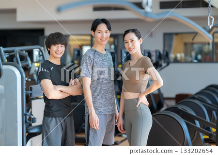 一群年輕男女在健身房訓練。照片由 Renaissance Makuhari 24 運動俱樂部及桑拿水療中心提供。 133202654