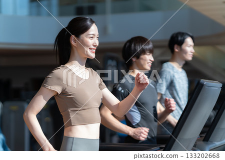 一群年輕男女在健身房訓練。照片由 Renaissance Makuhari 24 運動俱樂部及桑拿水療中心提供。 一群年輕男女在健身房訓練。照片由 Renaissance Makuhari 24 運動俱樂部及桑拿水療中心提供。 133202668