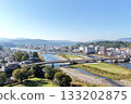 無人機拍攝的熊本縣人吉市球磨川及市中心區域的空拍照片 133202875