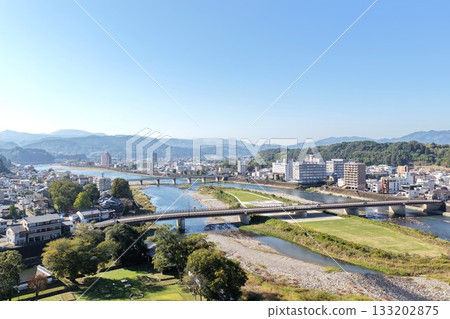 無人機拍攝的熊本縣人吉市球磨川及市中心區域的空拍照片 133202875