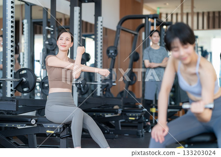 Young men and women training at a sports gym. Photo courtesy of Sports Club & Sauna Spa Renaissance Makuhari 24 133203024