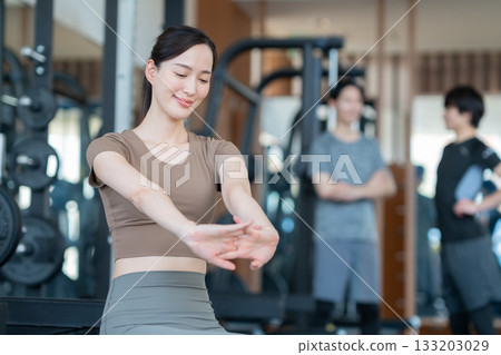 Young men and women training at a sports gym. Photo courtesy of Sports Club & Sauna Spa Renaissance Makuhari 24 Young men and women training at a sports gym. Photo courtesy of Sports Club & Sauna Spa Renaissance Makuhari 24 133203029