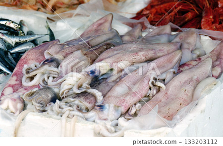 Kalmare auf dem Fischmarkt 133203112