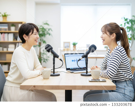 兩個女人一邊聊天一邊錄製播客 133203678