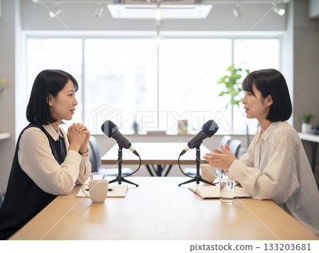 兩個女人一邊聊天一邊錄製播客 133203681