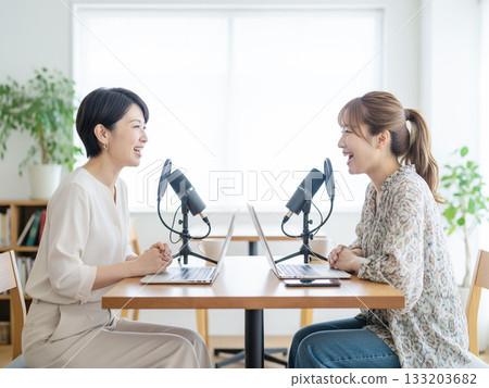 兩個女人一邊聊天一邊錄製播客 133203682