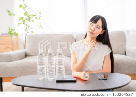 一名年輕女子正在檢查防災物資。 133204527