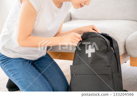 一名年輕女子正在檢查防災物資。 133204566