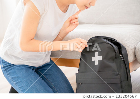 一名年輕女子正在檢查防災物資。 一名年輕女子正在檢查防災物資。 133204567