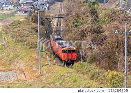 開往岡山站的津山線地方列車正爬上冬季山坡，地點：岡山縣岡山市北區3號 133204806