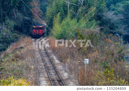 Kotobuki 1, a rapid train bound for Okayama Station on the Tsuyama Line, climbs a winter hill in Kita Ward, Okayama City, Okayama Prefecture 133204809