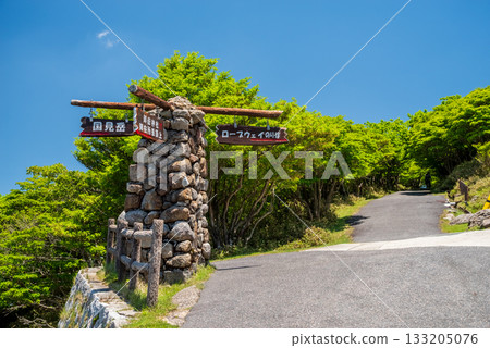 Fresh greenery on Mt. Gozaisho, mountaintop scenery, First Cairn, Komono Town, Mie Prefecture Fresh greenery on Mt. Gozaisho, mountaintop scenery, First Cairn, Komono Town, Mie Prefecture 133205076