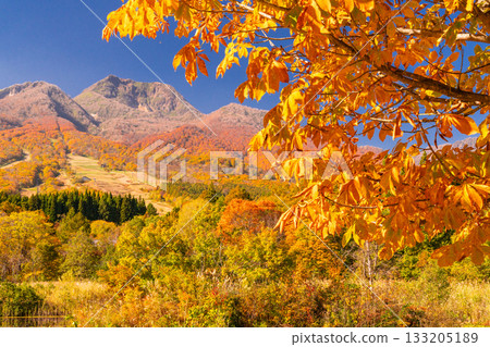 新潟縣:秋色最盛時的伊森池與妙高高原 新潟縣:秋色最盛時的伊森池與妙高高原 133205189