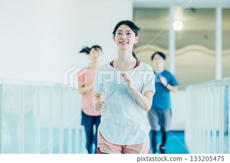 男女在室內跑道上跑步 133205475