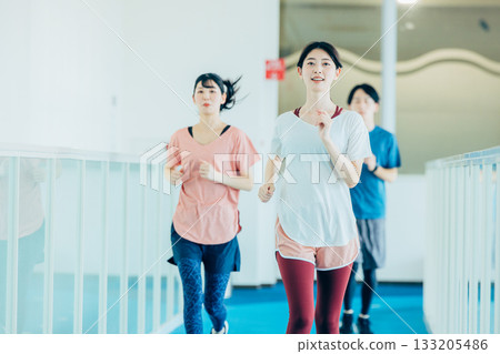 男女在室內跑道上跑步 133205486