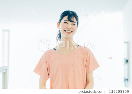 穿著運動服的年輕女子 133205509