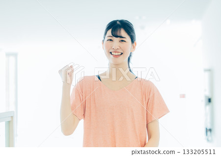 Young woman in sportswear 133205511