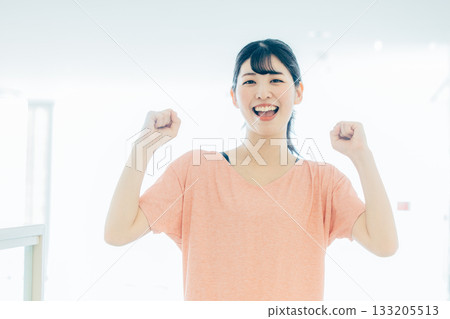 穿著運動服的年輕女子 133205513